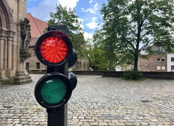 Kilisenin yakınında trafik ışığı var. Kuzey Bavyera, Almanya 'daki güzel Nuremberg şehri..