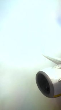 Almanya, Bavyera üzerinde uçan bir uçak. Uçak penceresinden pofuduk bulutların görüntüsü.