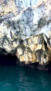 Mağaranın muhteşem manzarası, içinde Tırmık Denizi akan mağara. Mağaranın duvarları dikenli parçacıklardan oluşuyor..