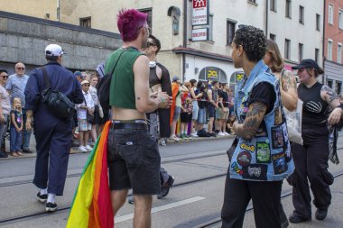 Münih, Almanya, 22 Haziran 2024: Onur Yürüyüşü. Holi festivali. Gökkuşağı ve diğer teçhizatlarla gösteriyi bekleyen parlak ve mutlu katılımcılar. 