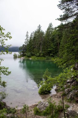 Eibsee Gölü ve Zugspitze Dağı, Bavyera Alpleri, Almanya, Avrupa. Kendini Hintersee Gölü 'nün dingin güzelliğine bırak. Görkemli Alpler ve sık ormanlarla çevrili..