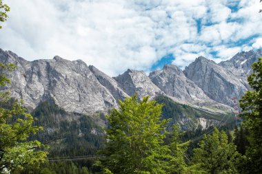 Almanya, Bavyera 'da muhteşem bir gökyüzüne karşı Alpler' in panoramik manzarası.