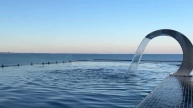 Denize bakan lüks yüzme havuzu. Aktif, sağlıklı yaşam tarzı.