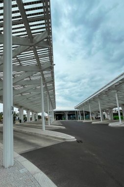Lublin, Polonya, 3 Ağustos 2024: Lublin otobüs durağı. Metal yapı. Mimari çözüm.