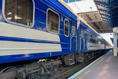 Kyiv, Ukrayna, 10 Ağustos 2024: Ukrzalitsnitsa istasyonundaki mavi tren vagonları.