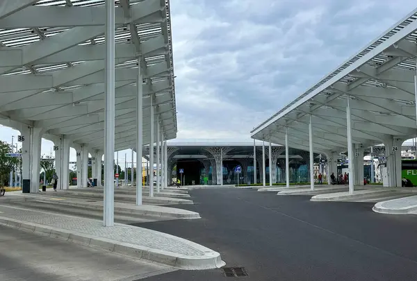 Lublin, Polonya, 3 Ağustos 2024: Lublin otobüs durağı. Metal yapı. Mimari çözüm