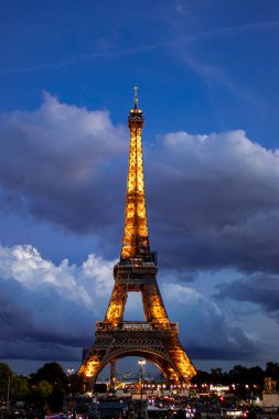 Eyfel Kulesi, Avrupa 'da Paris' te en çok ziyaret edilen anıttır..