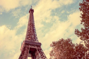 Eyfel Kulesi, Avrupa 'da Paris' te en çok ziyaret edilen anıttır..