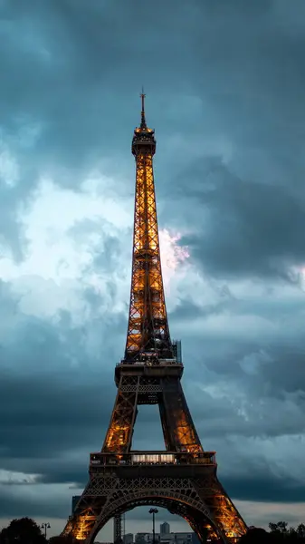Eyfel Kulesi, Avrupa 'da Paris' te en çok ziyaret edilen anıttır..