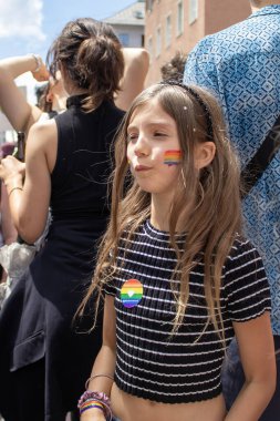 Münih, Almanya, 22 Haziran 2024: insanların neşeli ve mutlu duyguları. Almanya 'da Festival Onur Yürüyüşü.