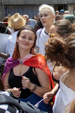 Münih, Almanya, 22 Haziran 2024: Almanya 'da Onur Festivali Geçidi. Eşitliği destekleyen bir gösteride insanlar bayrak ve afişlerle kutlama yapıyorlar. İnsanlar birlikte eğleniyor..