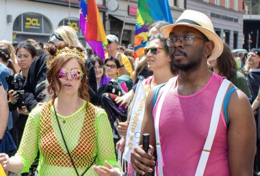Münih, Almanya, 22 Haziran 2024: Almanya 'da Onur Festivali Geçidi. Eşitliği destekleyen bir gösteride bayrak ve afişlerle kutlama.