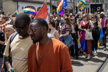 Münih, Almanya, 22 Haziran 2024: Almanya 'da Onur Festivali Geçidi. Eşitliği destekleyen bir gösteride bayrak ve afişlerle kutlama.