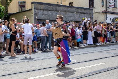 Münih, Almanya, 22 Haziran 2024: insanların neşeli ve mutlu duyguları. Almanya 'da Festival Onur Yürüyüşü.
