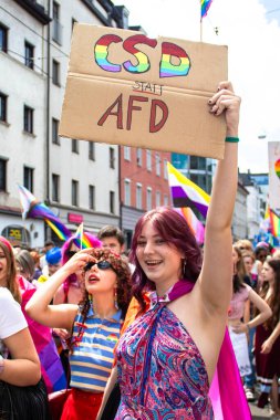 Münih, Almanya, 22 Haziran 2024: insanların neşeli ve mutlu duyguları. Almanya 'da Festival Onur Yürüyüşü.