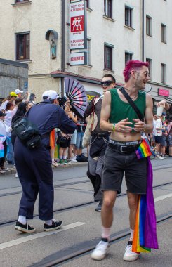 Münih, Almanya, 22 Haziran 2024: Almanya 'da Onur Festivali Geçidi. Eşitliği destekleyen bir gösteride bayrak ve afişlerle kutlama.
