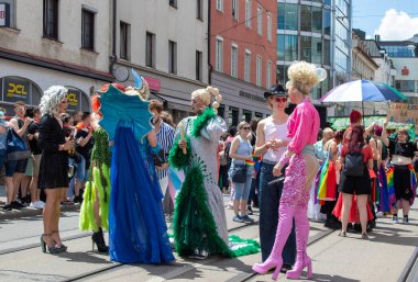 Münih, Almanya, 22 Haziran 2024: insanların neşeli ve mutlu duyguları. Almanya 'da Festival Onur Yürüyüşü.