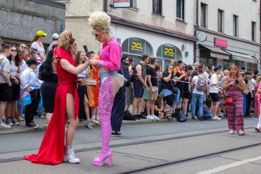 Münih, Almanya, 22 Haziran 2024: Almanya 'da Onur Festivali Geçidi. Eşitliği destekleyen bir gösteride bayrak ve afişlerle kutlama.