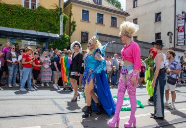 Münih, Almanya, 22 Haziran 2024: Almanya 'da Onur Festivali Geçidi. Eşitliği destekleyen bir gösteride bayrak ve afişlerle kutlama.