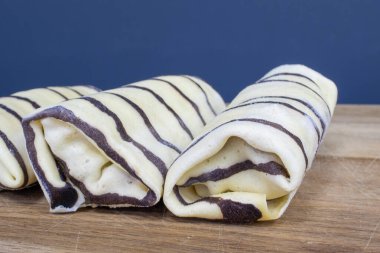 Panchak dolgu ile yuvarlanıyor. Yan görüş, yakın çekim. Krep ruloları..