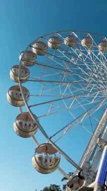 Dönme dolap fuarda. Almanya, Münih 'teki Bira Festivali' nde Dönme Dolap.