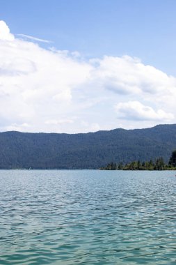 Kochel, Almanya, 27 Temmuz 2024: Almanya 'nın Bavyera kentindeki Walchensee gölünde dinlenme. Güneşli hava ve güzel Alpler manzarası..