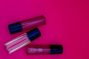 Parfümler için şişeler. Parlak Arkaplan. Kadın parfümü, kokulu yağ. Metnin için bir yer.