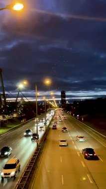 Otoyoldaki Şehir Merkezinde Akşam Trafiği Dramatik Gökyüzü Altında Akıyor