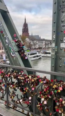 Frankfurt 'taki Aşk ve Adorn Köprüsü' nün Arka planda Tarihi Binalar