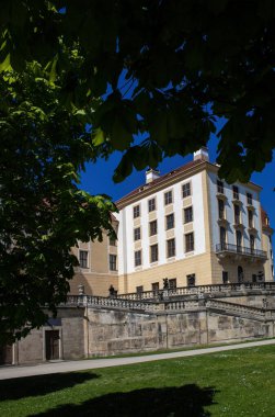 Moritzburg Kalesi, Saksonya, Almanya. Barok Moritzburg Kalesi bir gölün kenarında duruyor..