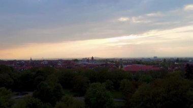 Drone View. Nuremberg, Almanya 'daki Yeşil Park' ın Hava Aracı Güzel Manzarası.