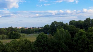 Drone View. Nuremberg, Almanya 'daki Yeşil Park' ın Hava Aracı Güzel Manzarası.