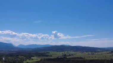 Almanya 'nın Alplerdeki orman ve tarlalar üzerindeki sinematik dron görüntüleri.