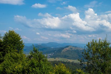 Yaremche ve Bukovel yakınlarındaki Carpathian Dağları. Yaremche, Ukrayna 'daki Makovitsa Dağı' ndan Dağlar Panoraması.