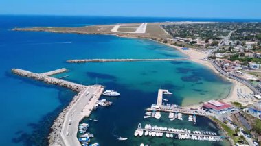 Parlak Gün Işığı Altında Marina ve Sahille Kıyı Görüş Alanı