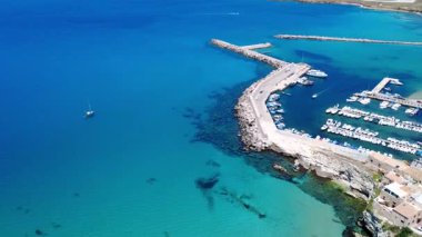 Güzel Sahil Manzarası Tekneli Bir Marina Açık Mavi Su 'da Rocky Jetty' nin yanında
