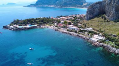 Sicilya 'da Kristal berraklığında su ve göz kamaştırıcı dağ manzaralarıyla Güzel Kıyı Manzarası Araştırması