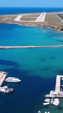 Kıyıya yakın tekne ve pist ile rıhtımın çarpıcı hava manzarası