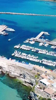 Güneşli bir Akdeniz mevkiinde Mavi Sulara Karşı Rıhtımlı Güzel Sahil Limanı