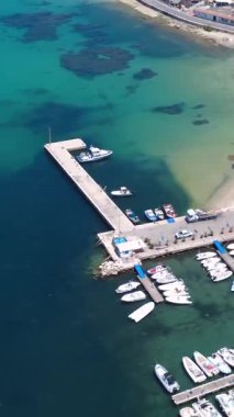 Güneşli bir günde Açık Sularla Kıyı Bölgesi 'nde Güzel bir limana yanaştık.