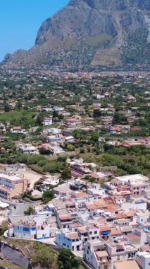 Sicilya 'daki dağlarla çevrili bir sahil köyünün nefes kesici manzaralarını keşfedin.