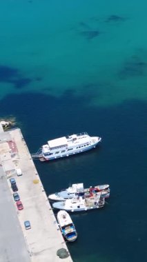 Gündüz Kıyı Bölgesi 'nde Açık Mavi Suları olan bir limanda Çapa Altında Tekneler