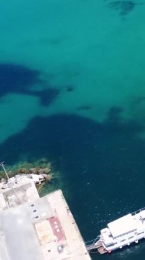 Berrak Turkuaz Suyu Kıyı Bölgesi 'nde güneşli bir günde Kıyıya yakın Su Altındaki Kayaları Ortaya Çıkardı