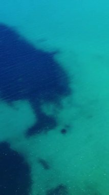 Okyanusun Canlı Renklerini Keşfetmek Bir Kıyıdaki Gizemli Gölgeler ve Doğal Güzelliği Göstermek