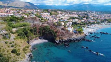 Sahilleri ve yazları berrak mavi suları olan bir sahil kasabasının çarpıcı hava manzarası. Scalea, Calabria, İtalya.