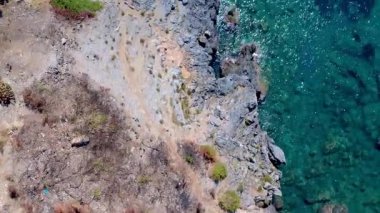 Kıyı Sahil Hattı Görünümü Rocky Arazisi ve Doğal Arazi Yakınındaki Temiz Suları Gösteriyor