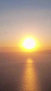 Gün batımında Parlak Güneş Sakin Okyanus Suları Üzerinde Batıyor