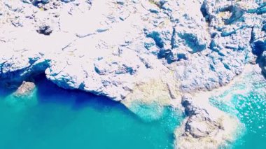 Güzel Sahil Manzarası Güneşli Sahil Bölgesindeki Berrak Mavi Suları ve Engebeli Kayalıkları Gösteriyor