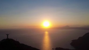 Okyanusun Üzerinde Gün Doğumu Bir Kıyı bölgesinde Gökyüzüne Karşı Bir Siluet ile. Maratea, Basilicata, İtalya