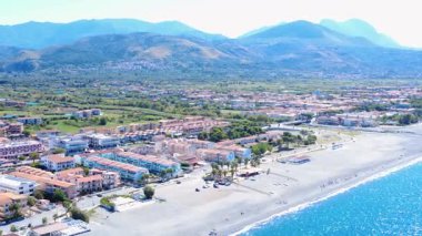 Gün ortası boyunca Sunny Beach 'in Dağları ve Canlı Şehir' in Sahil Manzarası. İtalya, Calabria, Santa Maria del Cedro